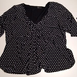 Igigi plus size polka dot 30/32 top with twist at chest. 3/4 length sleeves